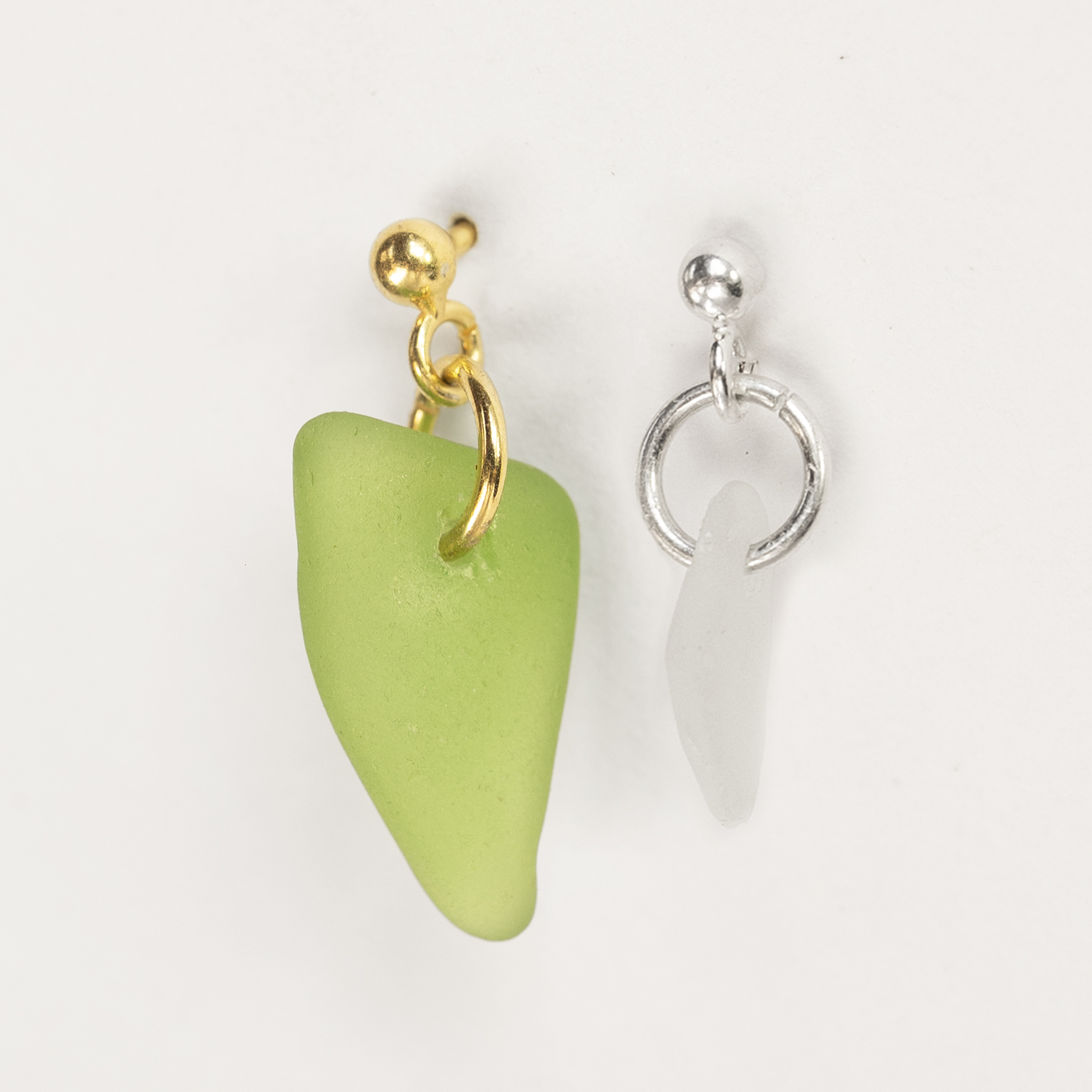 Boucle d'oreille recyclée verre poli ramassé dans les calanques de Sauvage Méditerranée