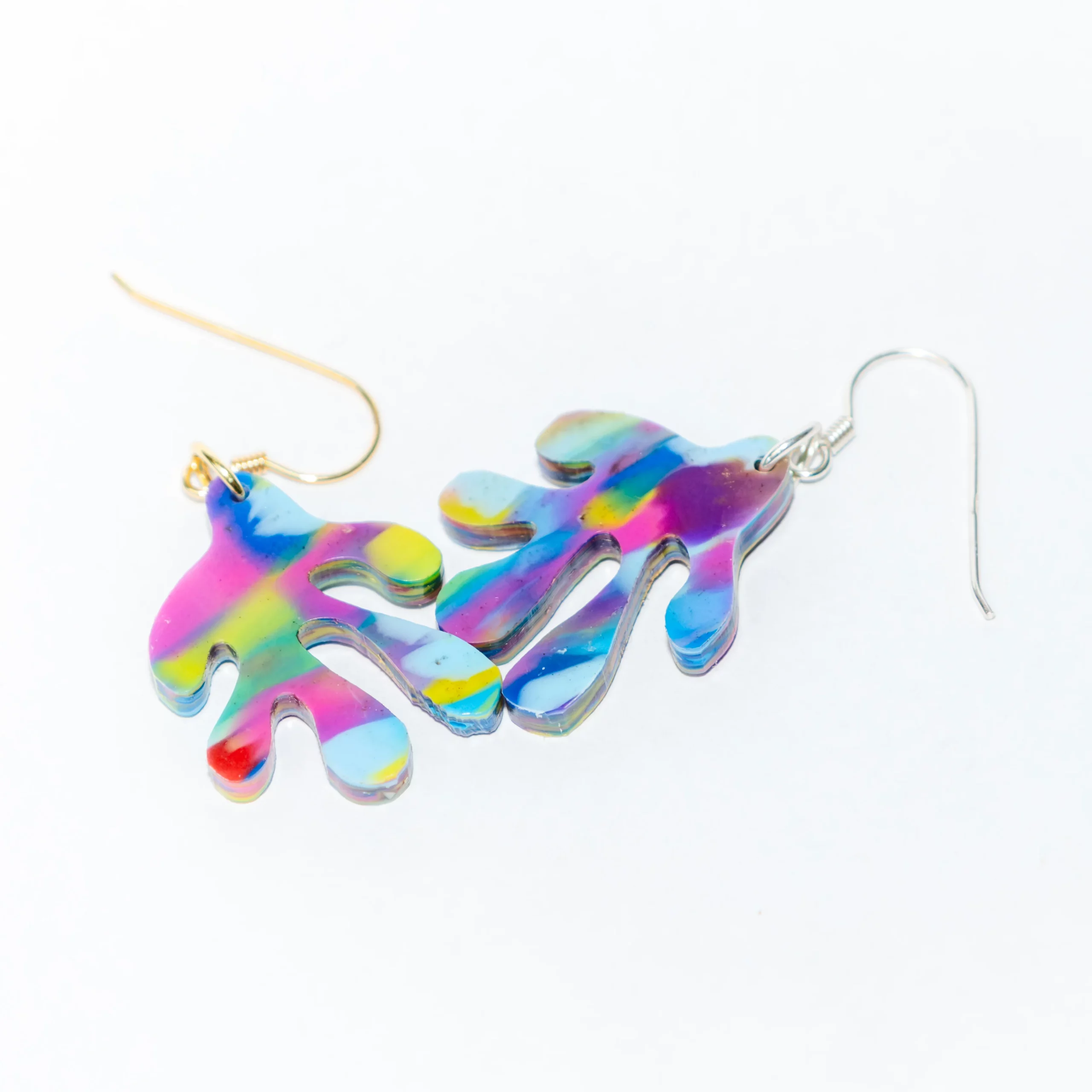 Boucle d'oreille recyclée colorée modèle Coralia, collection Les Beaux Jours de Sauvage Méditerranée, coloris Bleu Jaune Violet/Rose, fabriquée à partir de plastique recyclé.