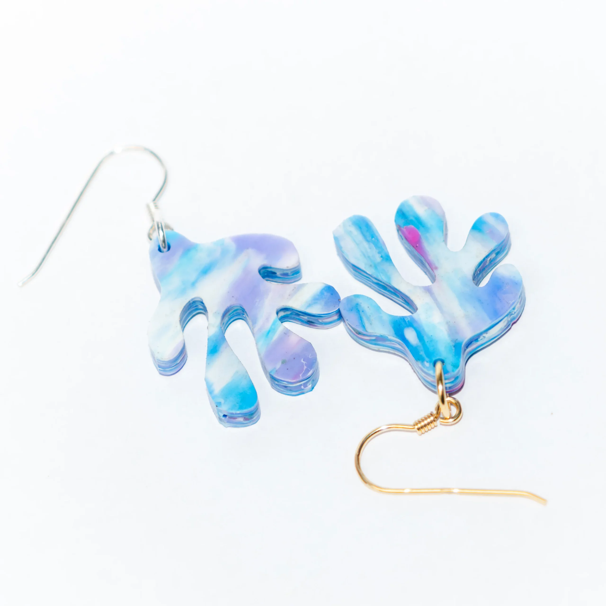Boucle d'oreille recyclée colorée modèle Coralia, collection Les Beaux Jours de Sauvage Méditerranée, coloris Bleu Violet/Rose Blanc, fabriquée à partir de plastique recyclé.