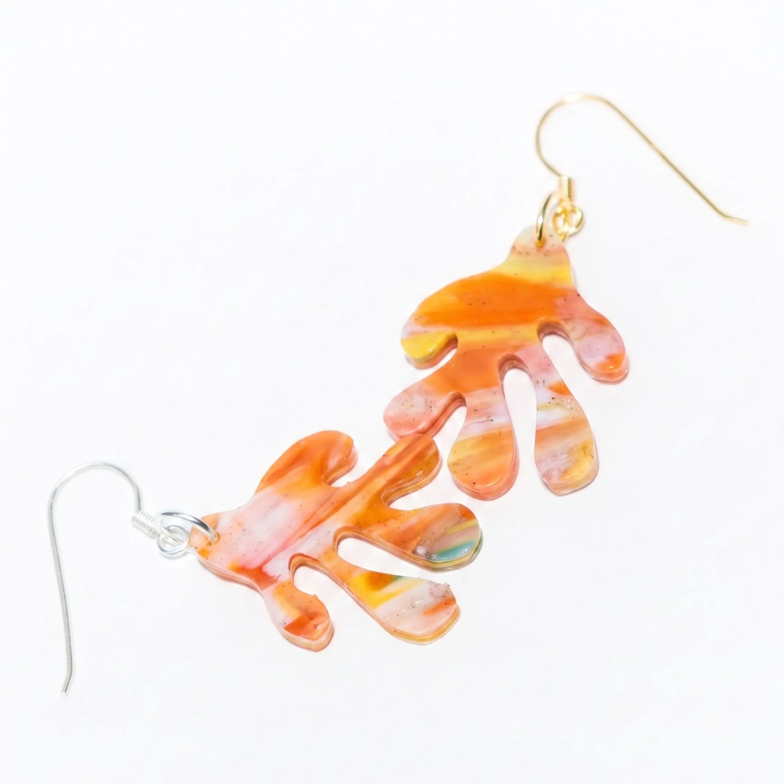 Boucle d'oreille recyclée colorée modèle Coralia, collection Les Beaux Jours de Sauvage Méditerranée, coloris Jaune Orange Blanc, fabriquée à partir de plastique recyclé.