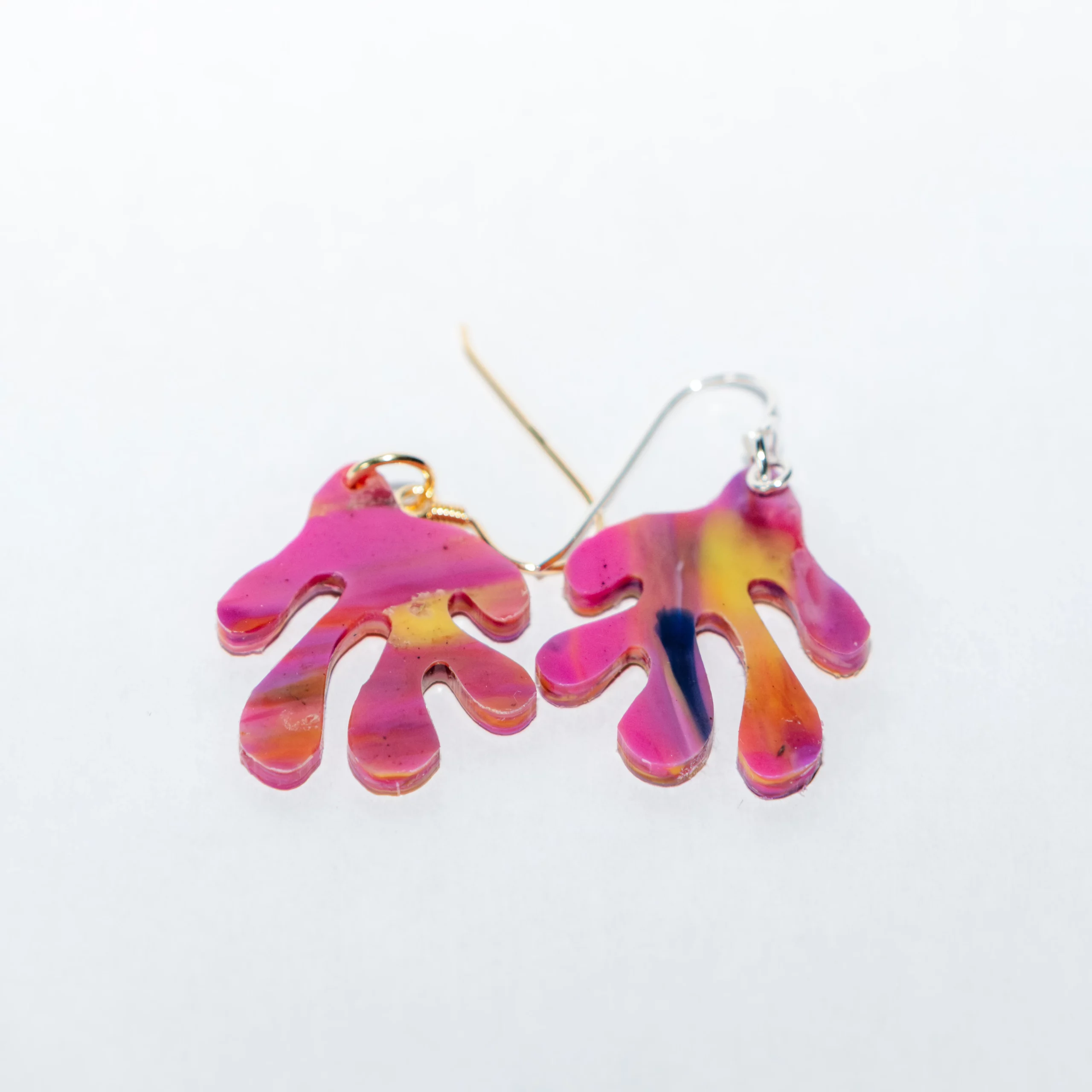 Boucle d'oreille recyclée colorée modèle Coralia, collection Les Beaux Jours de Sauvage Méditerranée, coloris Violet/Rose Jaune Orange, fabriquée à partir de plastique recyclé.