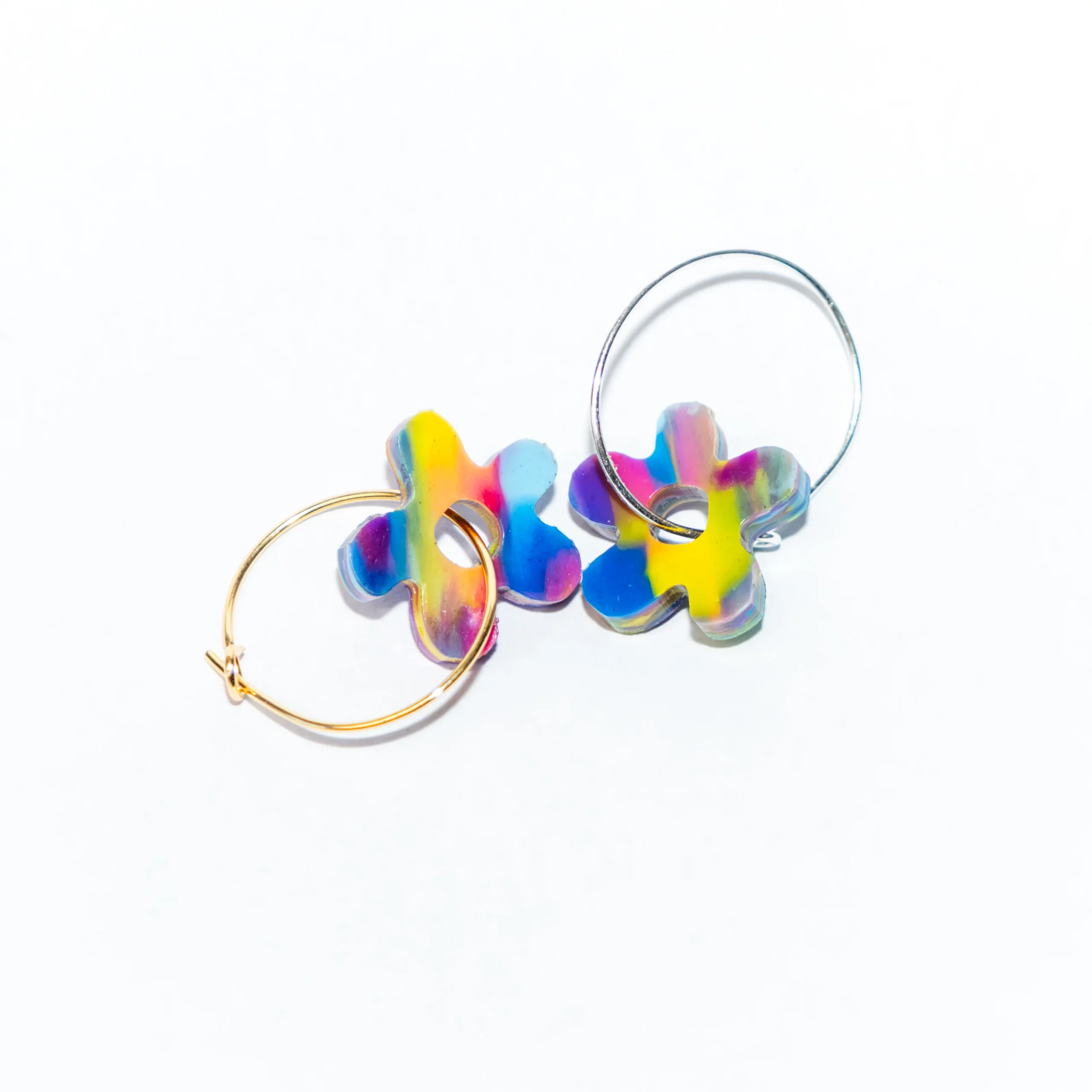 Boucle d'oreille recyclée colorée modèle Fleur, collection Les Beaux Jours de Sauvage Méditerranée, coloris Bleu Jaune Violet/Rose, fabriquée à partir de plastique recyclé.
