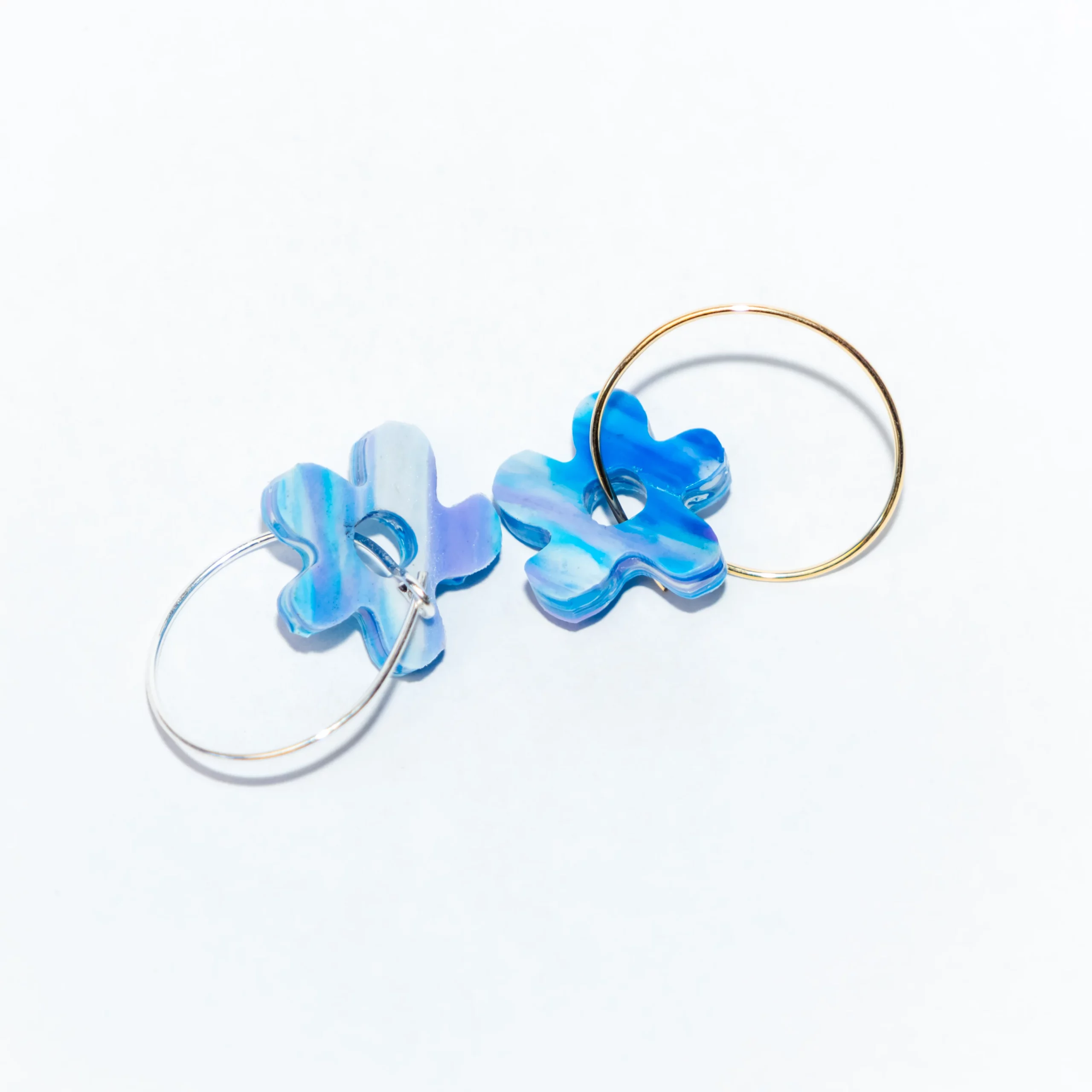Boucle d'oreille recyclée colorée modèle Fleur, collection Les Beaux Jours de Sauvage Méditerranée, coloris Bleu Violet/Rose Blanc, fabriquée à partir de plastique recyclé.