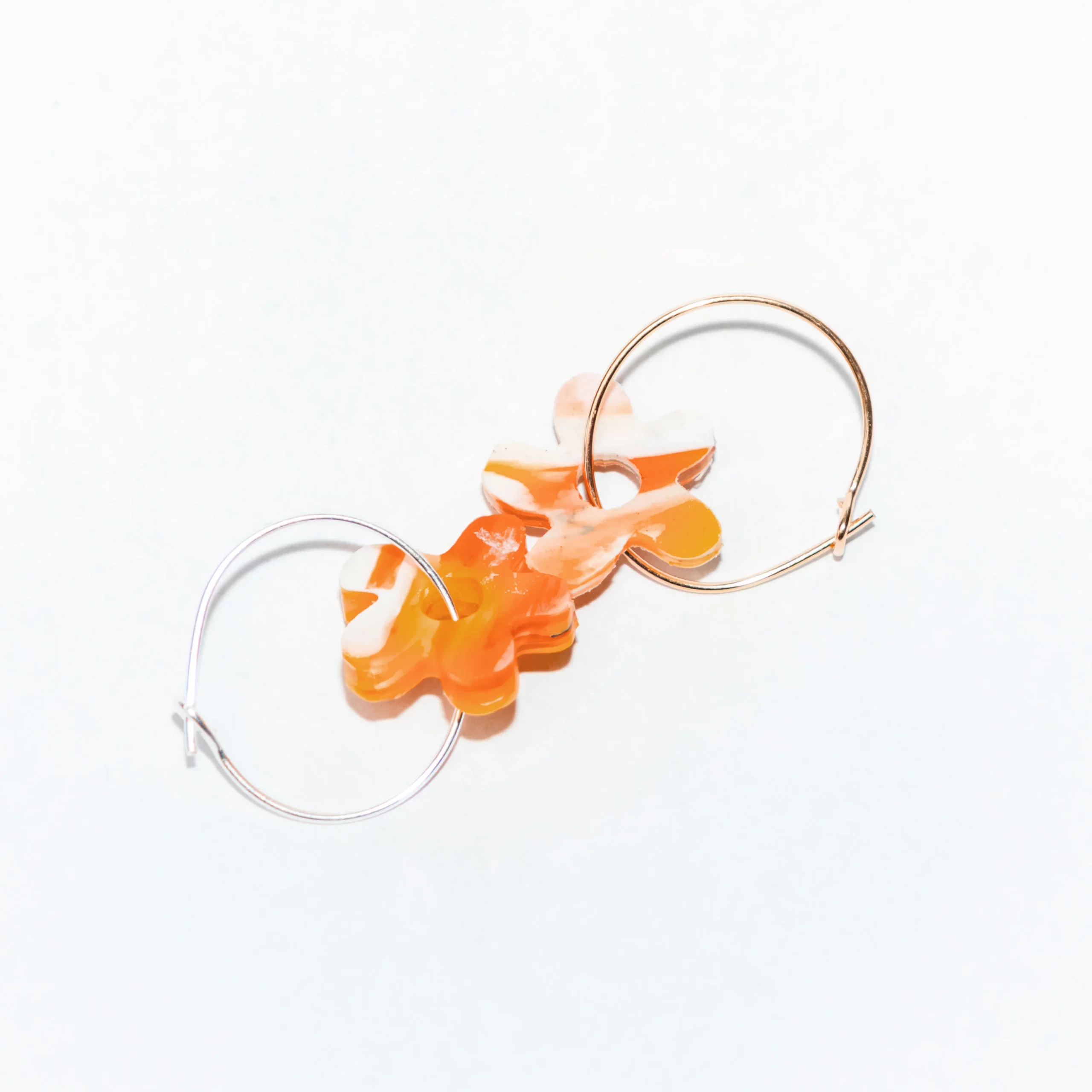 Boucle d'oreille recyclée colorée modèle Fleur, collection Les Beaux Jours de Sauvage Méditerranée, coloris Jaune Orange Blanc, fabriquée à partir de plastique recyclé.