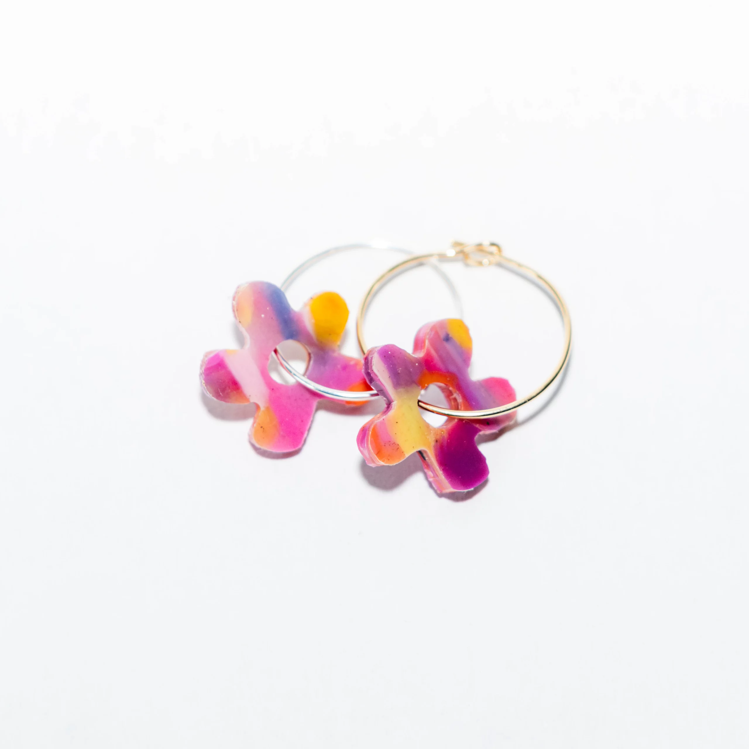 Boucle d'oreille recyclée colorée modèle Fleur, collection Les Beaux Jours de Sauvage Méditerranée, coloris Violet/Rose Jaune Orange, fabriquée à partir de plastique recyclé.