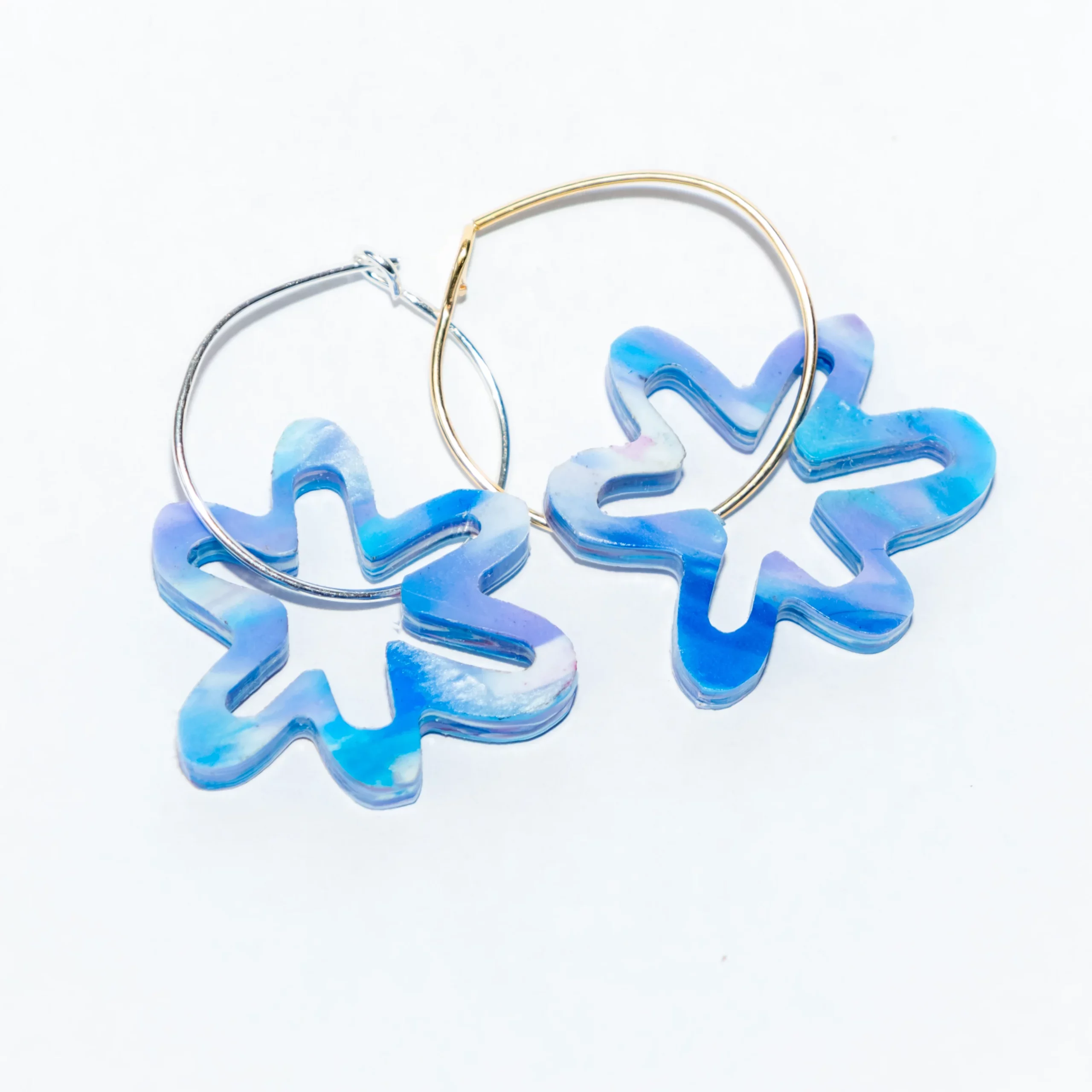 Boucle d'oreille recyclée colorée modèle Gazania, collection Les Beaux Jours de Sauvage Méditerranée, coloris Bleu Violet/Rose Blanc, fabriquée à partir de plastique recyclé.