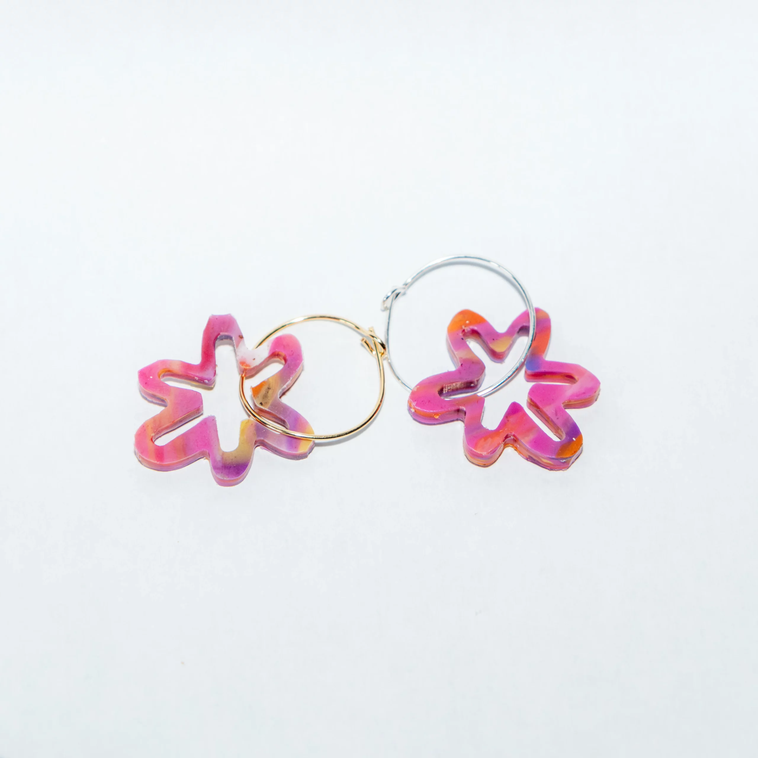 Boucle d'oreille recyclée colorée modèle Gazania, collection Les Beaux Jours de Sauvage Méditerranée, coloris Violet/Rose Jaune Orange, fabriquée à partir de plastique recyclé.