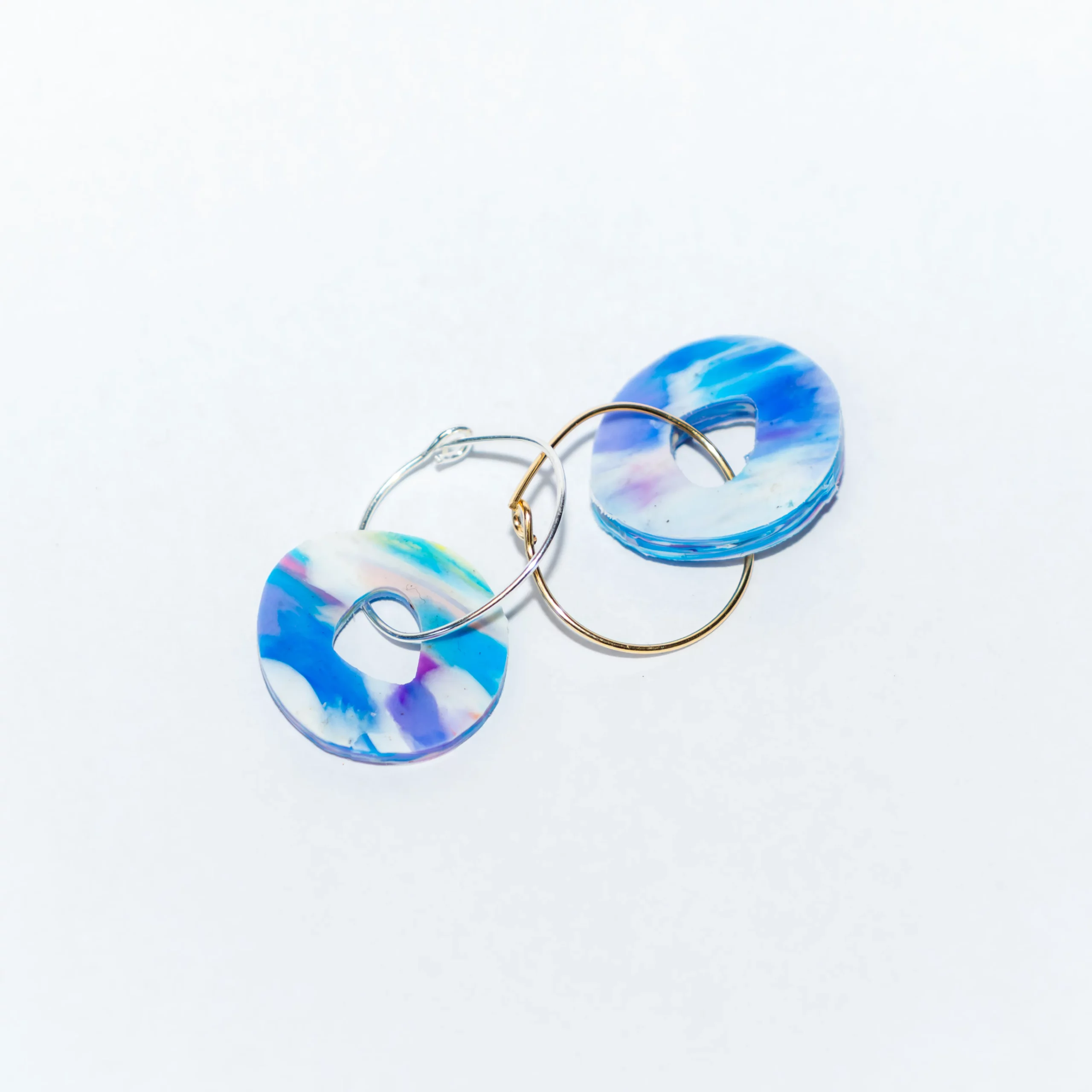 Boucle d'oreille recyclée colorée modèle Halo, collection Les Beaux Jours de Sauvage Méditerranée, coloris Bleu Violet/Rose Blanc, fabriquée à partir de plastique recyclé.