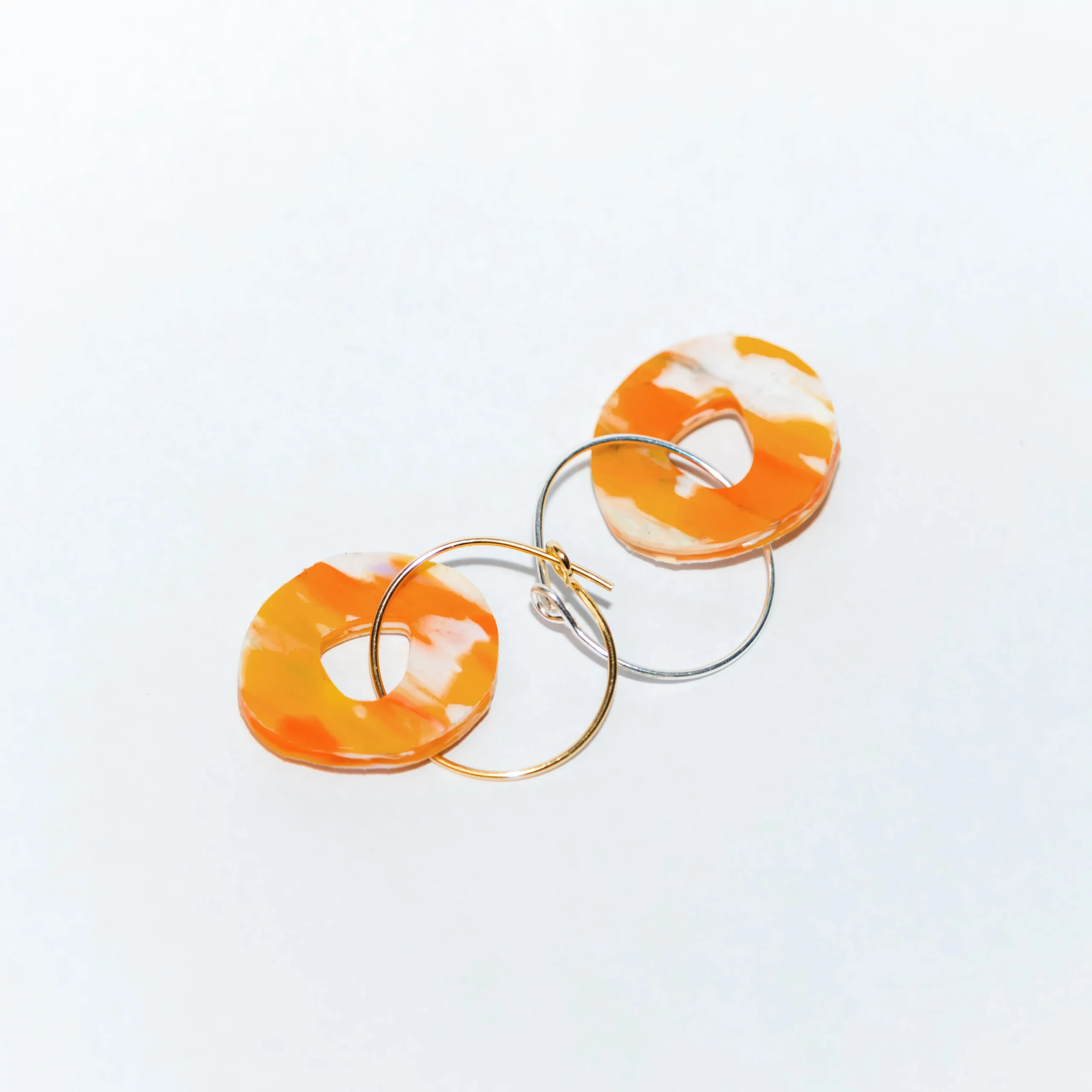 Boucle d'oreille recyclée colorée modèle Halo, collection Les Beaux Jours de Sauvage Méditerranée, coloris Jaune Orange Blanc, fabriquée à partir de plastique recyclé.