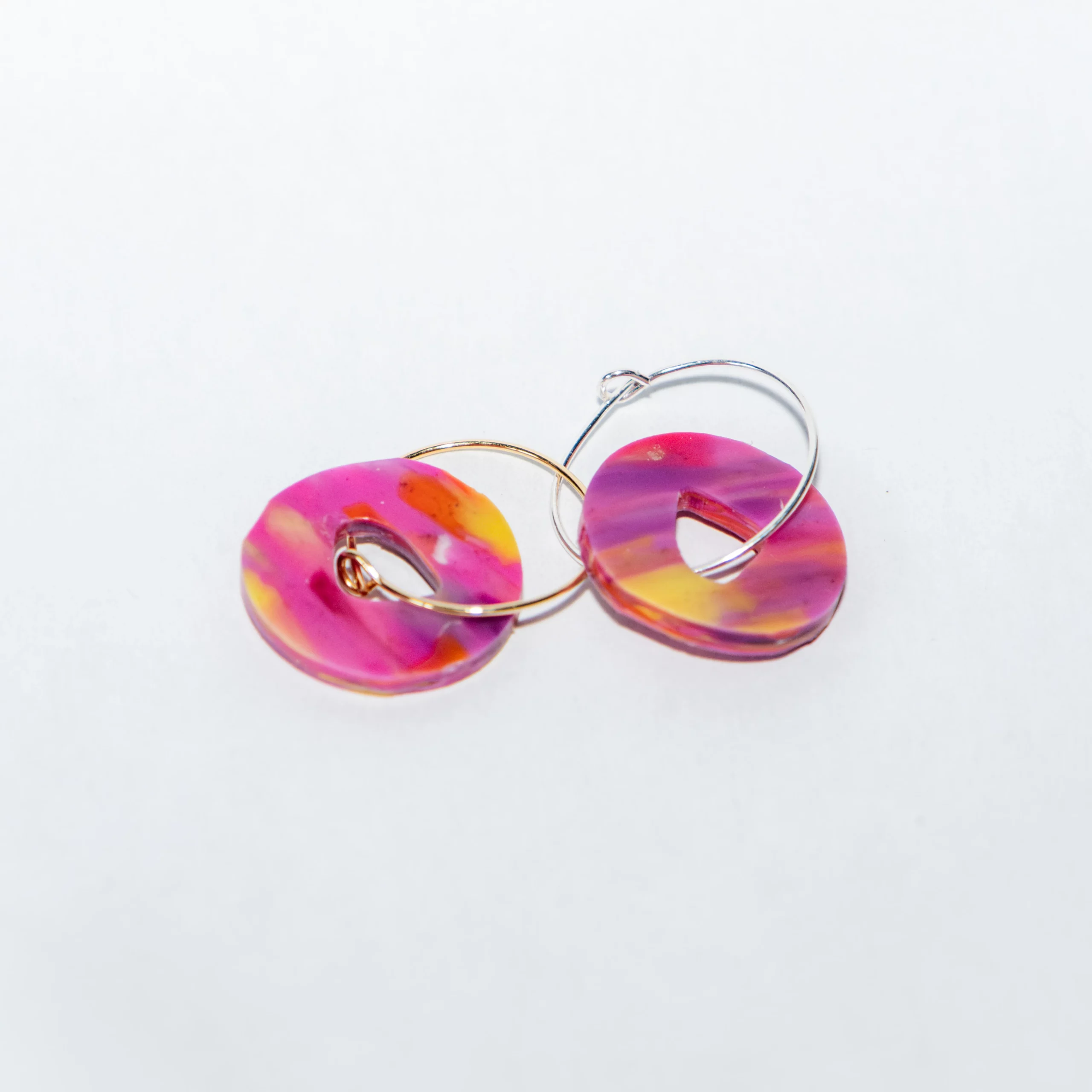 Boucle d'oreille recyclée colorée modèle Halo, collection Les Beaux Jours de Sauvage Méditerranée, coloris Violet/Rose Jaune Orange, fabriquée à partir de plastique recyclé.