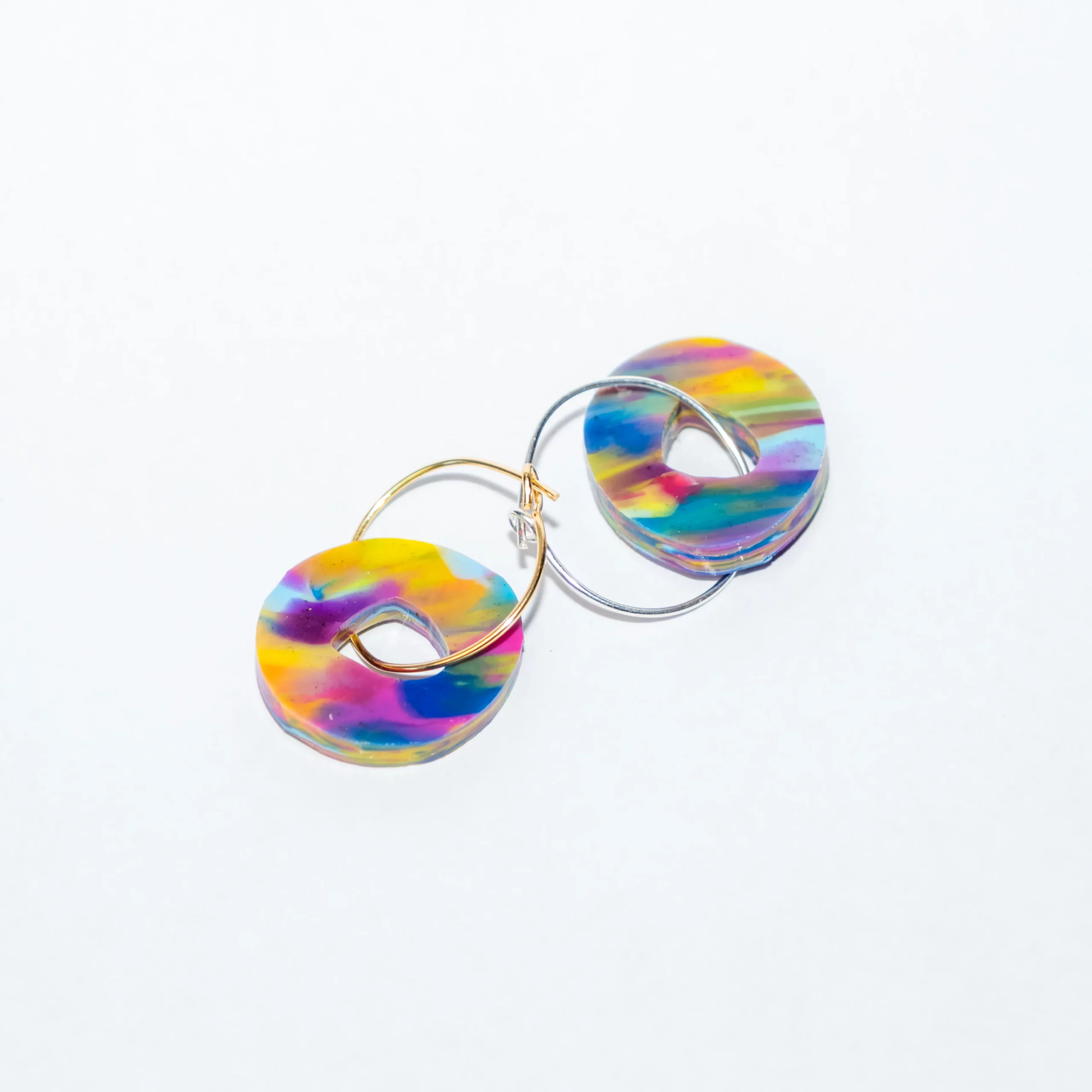 Boucle d'oreille recyclée colorée modèle Halo, collection Les Beaux Jours de Sauvage Méditerranée, coloris Bleu Jaune Violet/Rose, fabriquée à partir de plastique recyclé.