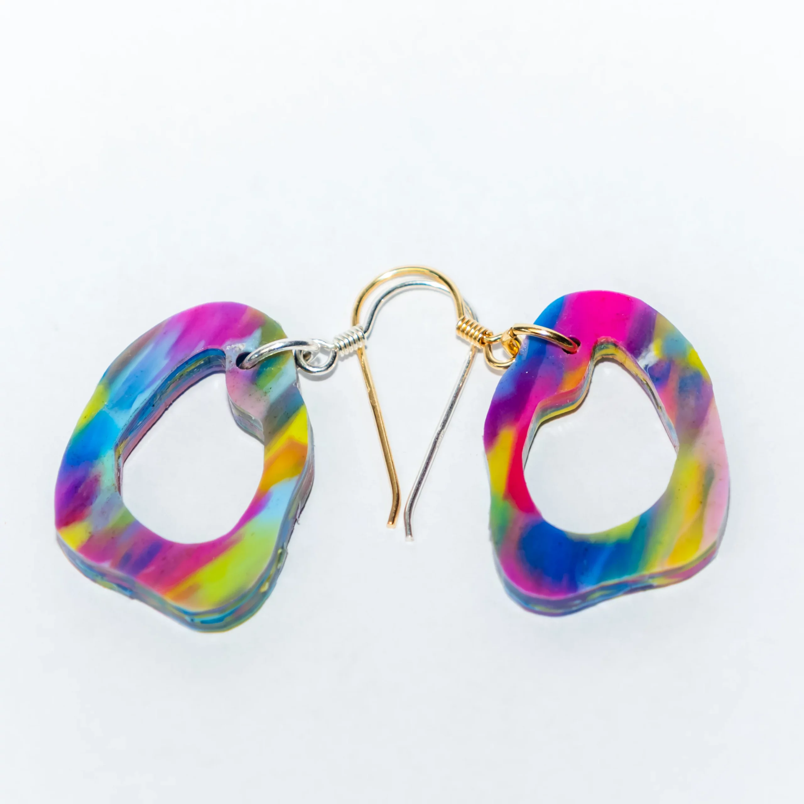 Boucle d'oreille recyclée colorée modèle Lagune, collection Les Beaux Jours de Sauvage Méditerranée, coloris Bleu Jaune Violet/Rose, fabriquée à partir de plastique recyclé.