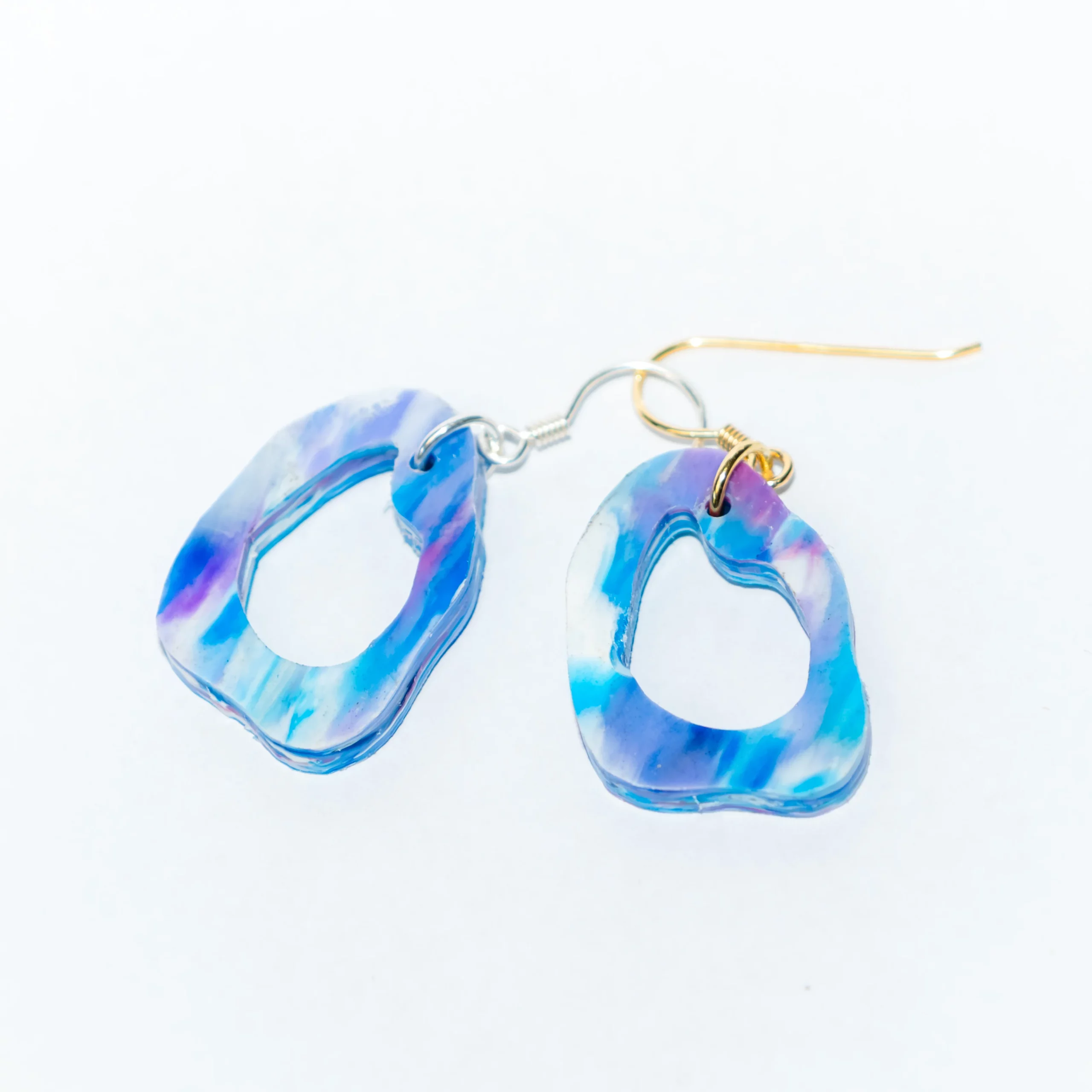 Boucle d'oreille recyclée colorée modèle Lagune, collection Les Beaux Jours de Sauvage Méditerranée, coloris Bleu Violet/Rose Blanc, fabriquée à partir de plastique recyclé.