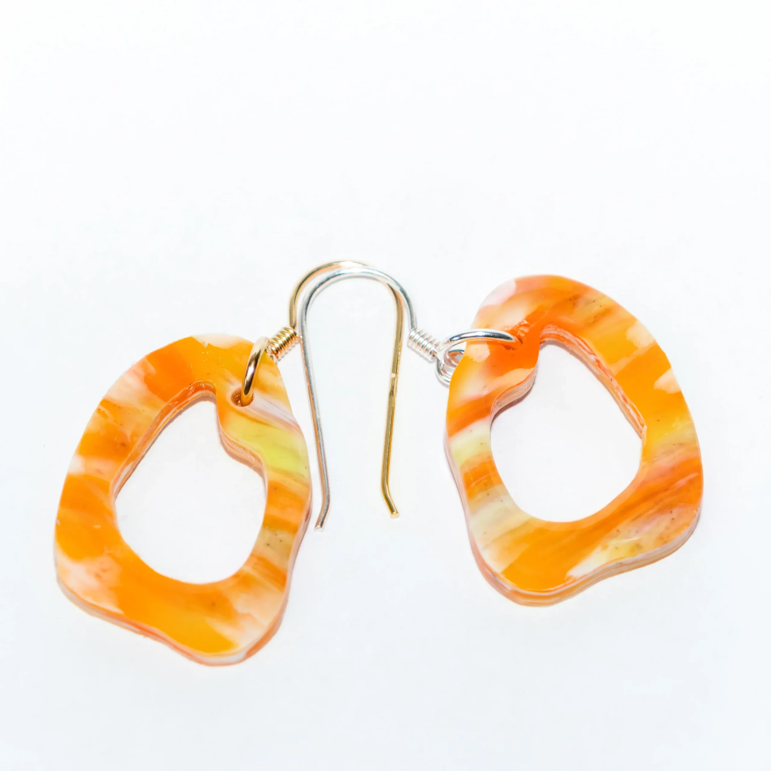 Boucle d'oreille recyclée colorée modèle Lagune, collection Les Beaux Jours de Sauvage Méditerranée, coloris Jaune Orange Blanc, fabriquée à partir de plastique recyclé.