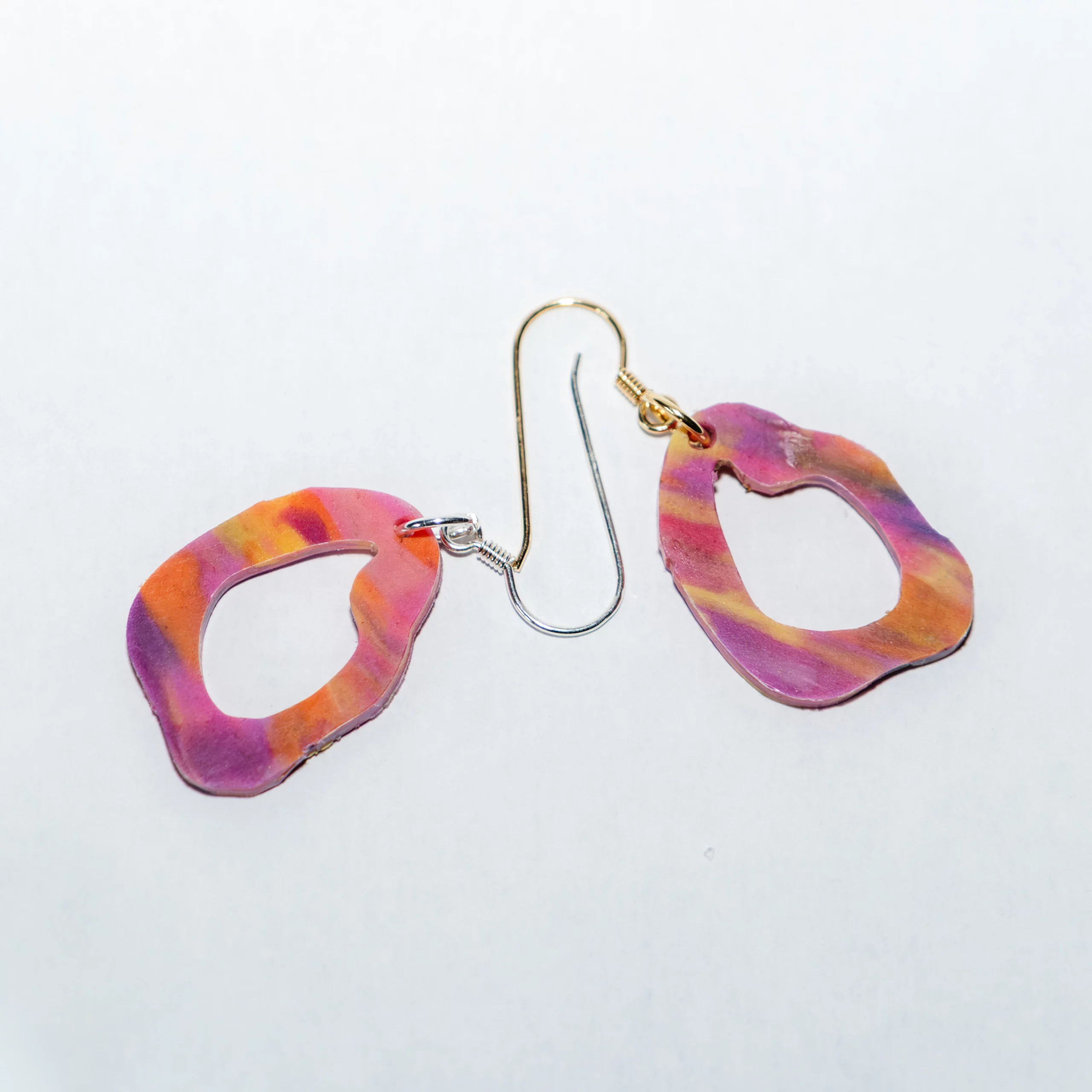 Boucle d'oreille recyclée colorée modèle Lagune, collection Les Beaux Jours de Sauvage Méditerranée, coloris Violet/Rose Jaune Orange, fabriquée à partir de plastique recyclé.