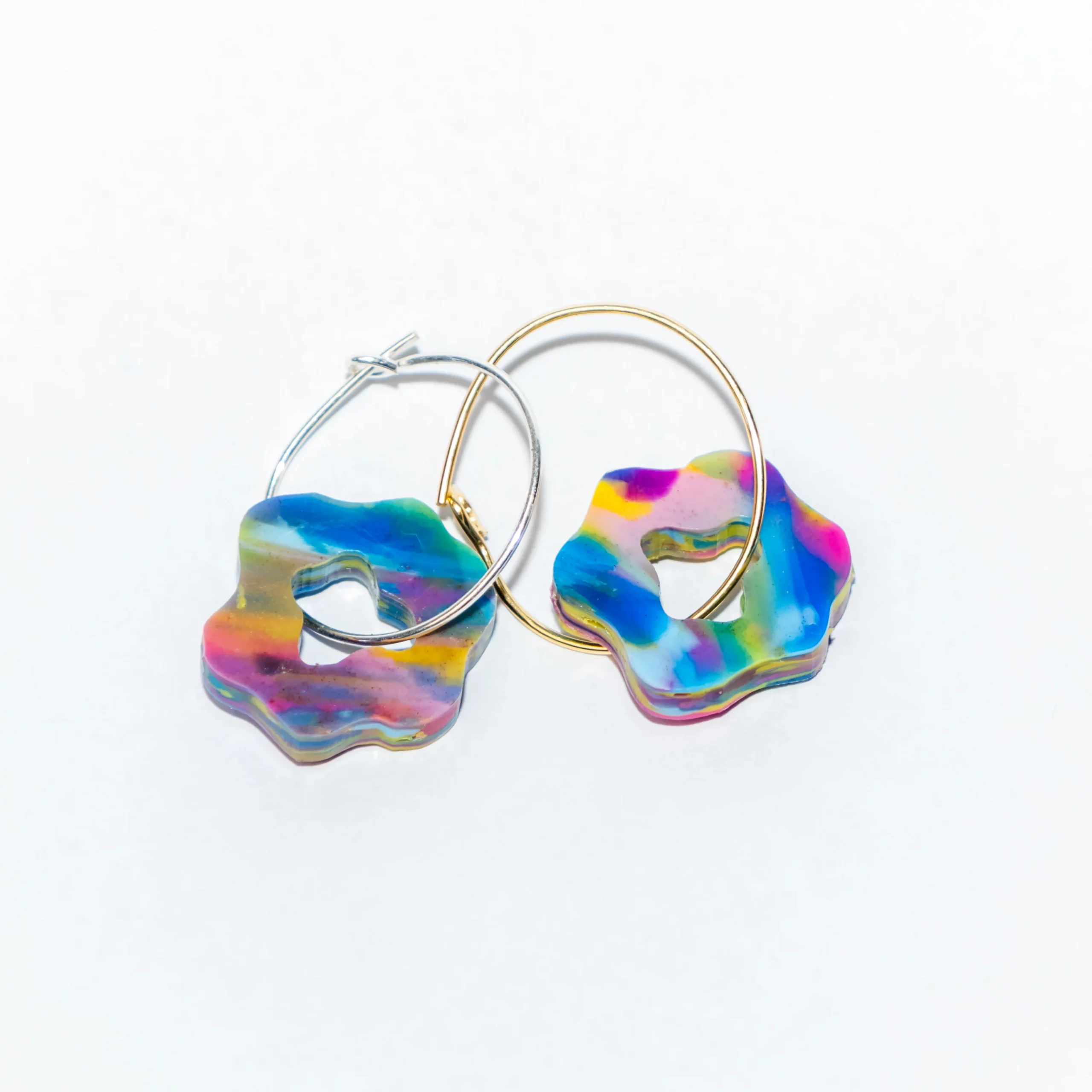 Boucle d'oreille recyclée colorée modèle Pétale, collection Les Beaux Jours de Sauvage Méditerranée, coloris Bleu Jaune Violet/Rose, fabriquée à partir de plastique recyclé.