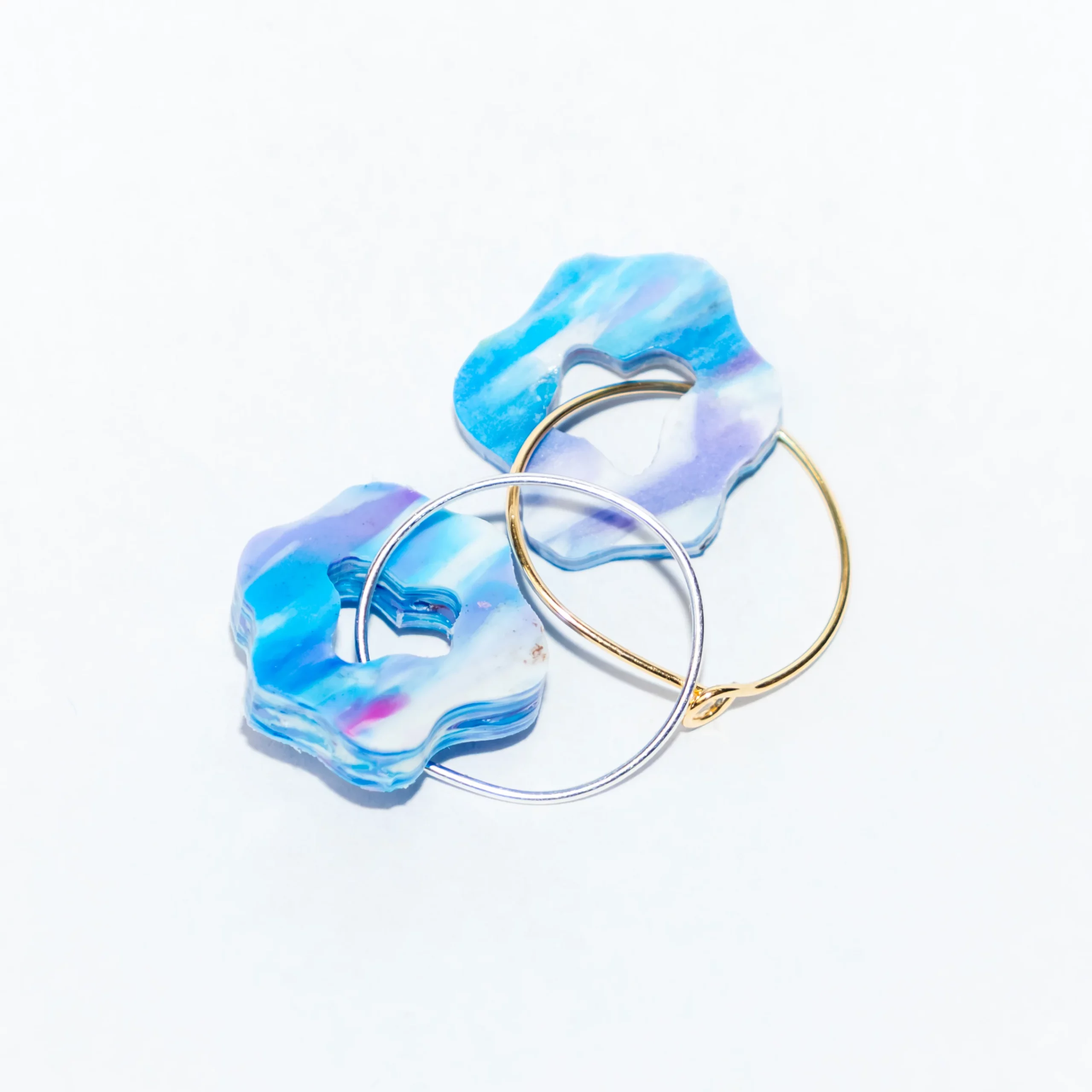Boucle d'oreille recyclée colorée modèle Pétale, collection Les Beaux Jours de Sauvage Méditerranée, coloris Bleu Violet/Rose Blanc, fabriquée à partir de plastique recyclé.