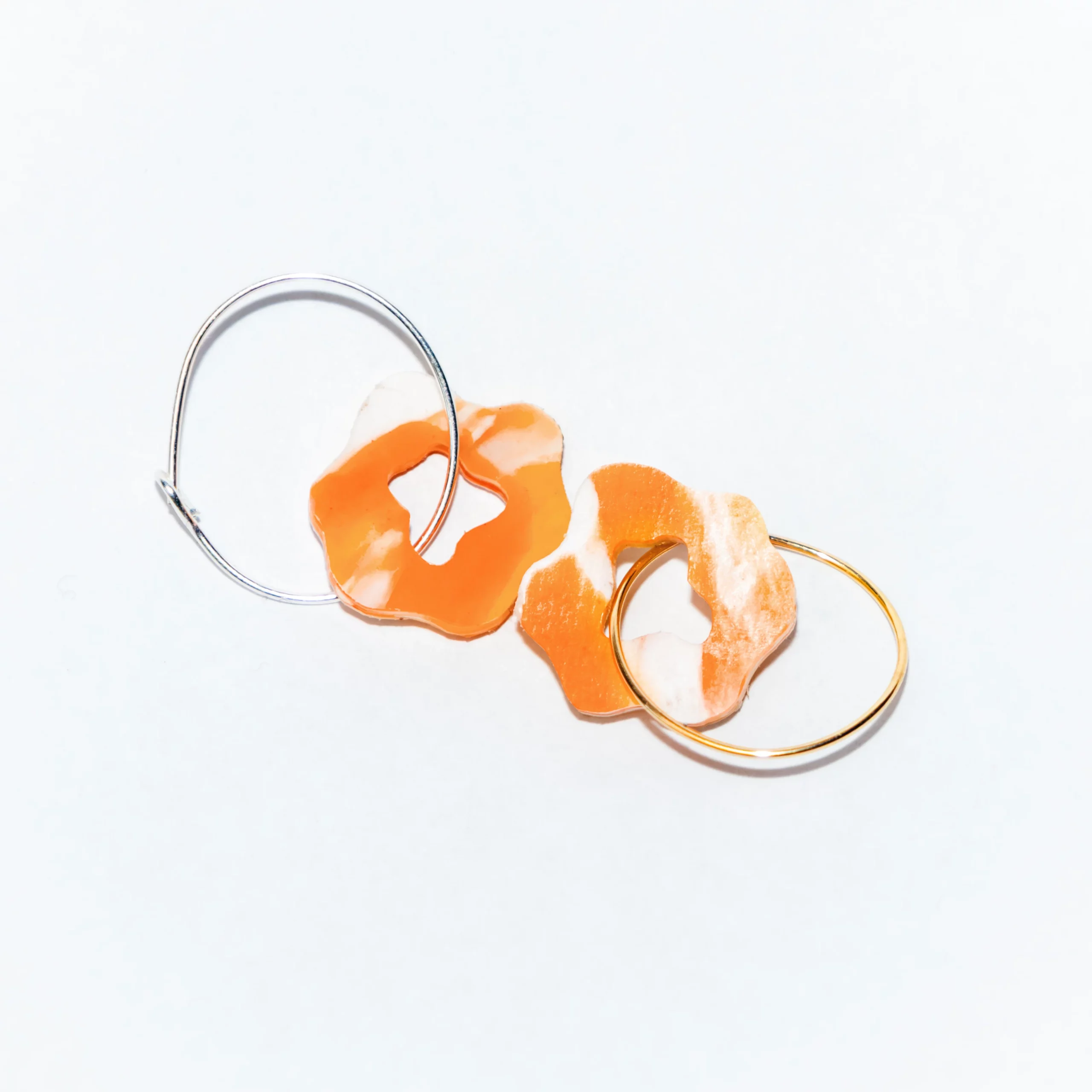 Boucle d'oreille recyclée colorée modèle Pétale, collection Les Beaux Jours de Sauvage Méditerranée, coloris Jaune Orange Blanc, fabriquée à partir de plastique recyclé.