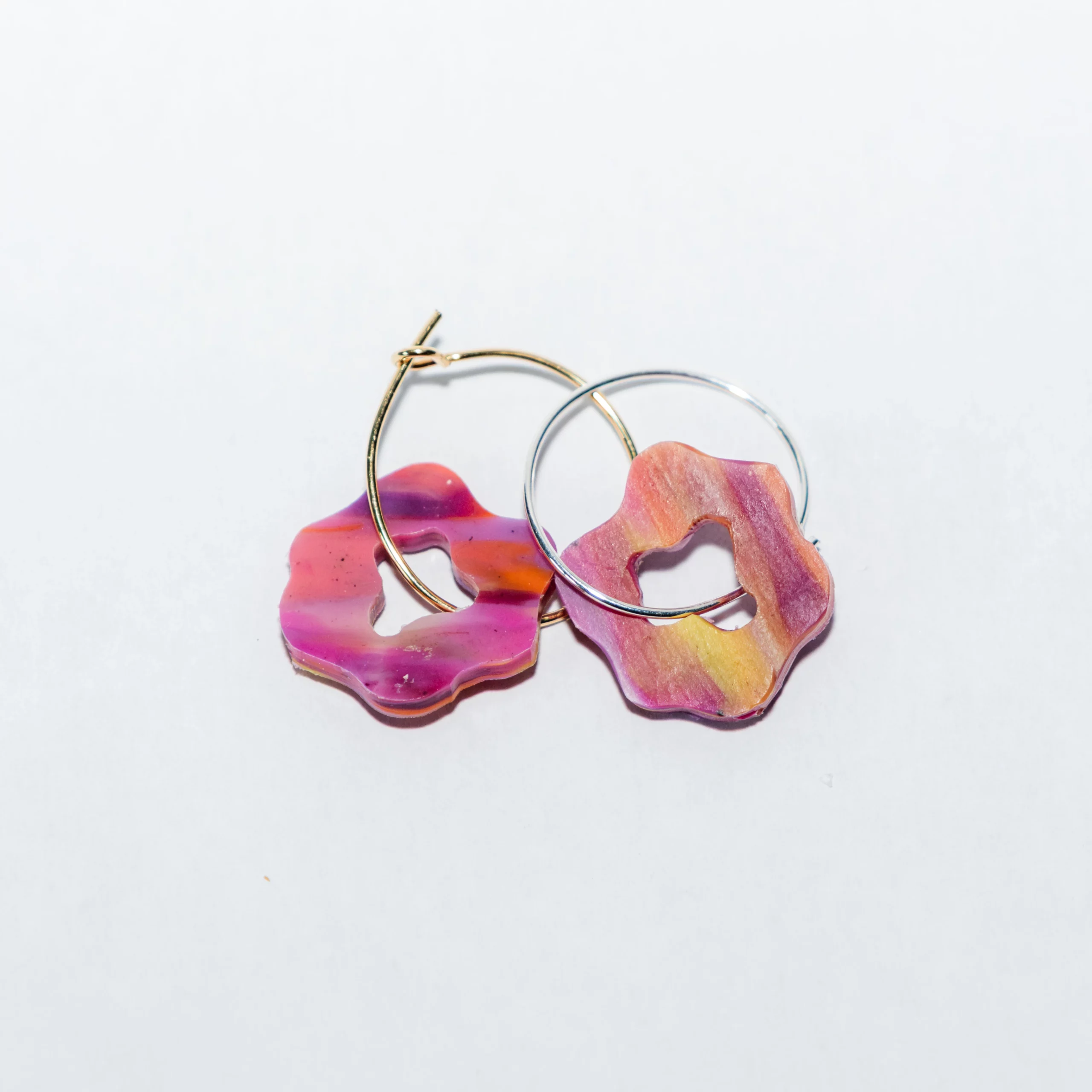 Boucle d'oreille recyclée colorée modèle Pétale, collection Les Beaux Jours de Sauvage Méditerranée, coloris Violet/Rose Jaune Orange, fabriquée à partir de plastique recyclé.